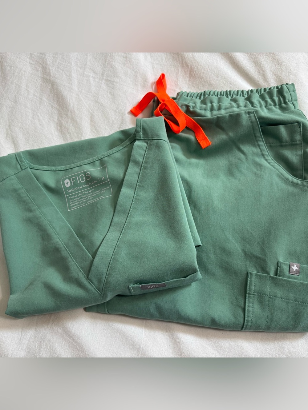 FIGS Women’s M Green scrub set with orange drawstring